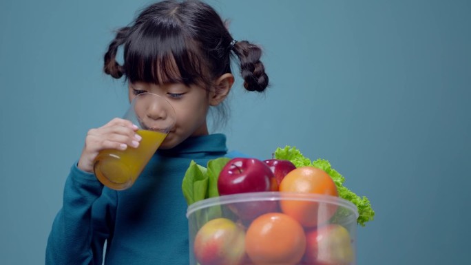 小女孩喝有机蔬果汁
