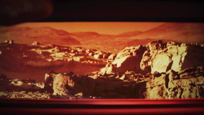摇摇晃晃的火星探测器在火星粗糙的表面上旅行