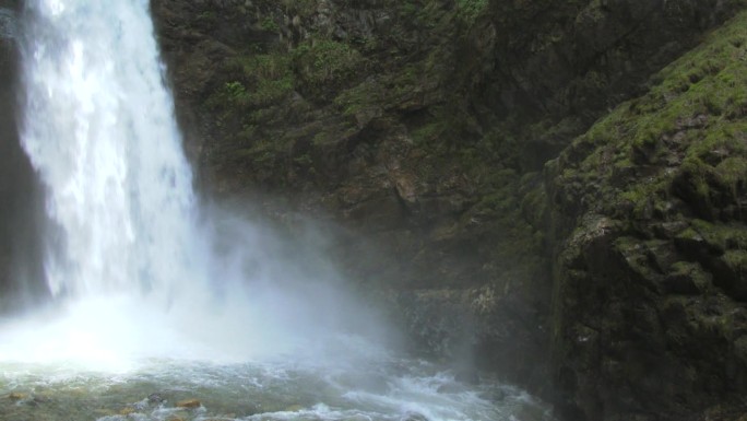 塔拉波托是秘鲁亚马逊雨林中的一个巨大的天然瀑布
