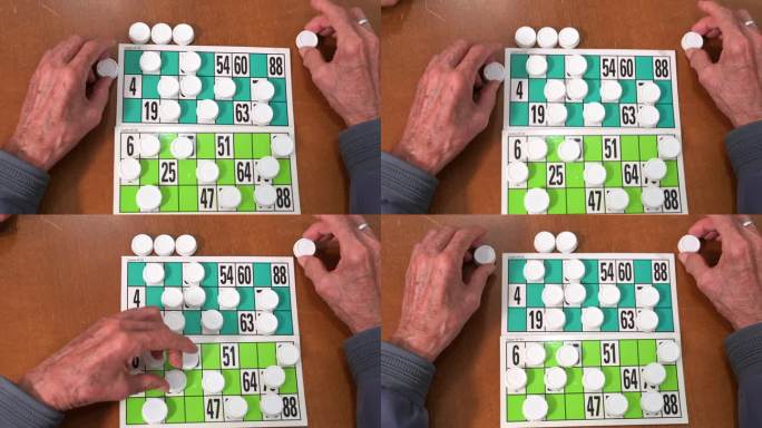 一个老人在养老院玩宾果游戏的特写。休闲游戏，支持，辅助生活和退休。高品质4k画面