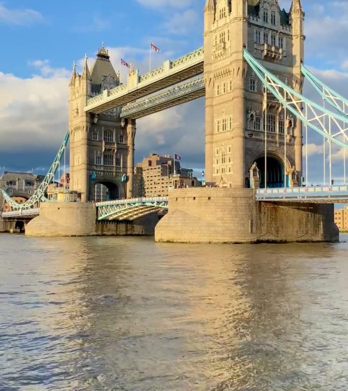 伦敦塔桥反映在泰晤士河垂直视频