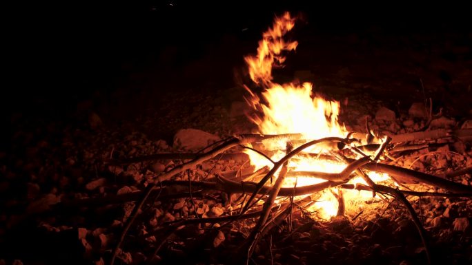 从燃烧的木材片在露营区火焰，夜间骨火