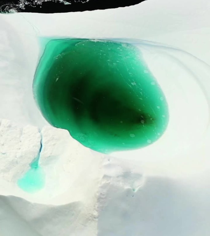 垂直镜头巨大的冰山在南极的南极海洋。