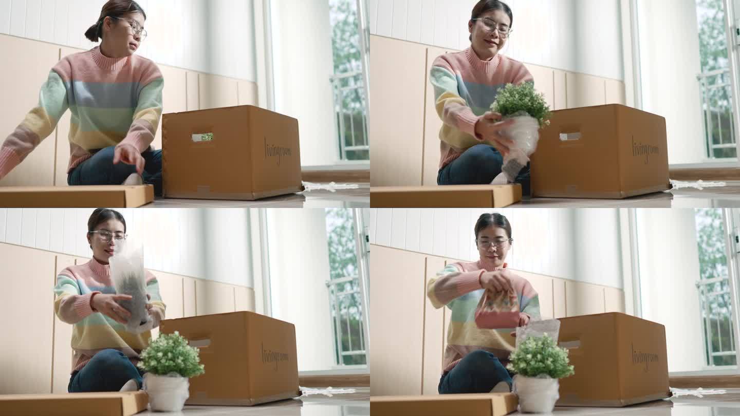 一个女人带着一个箱子进了她的新公寓