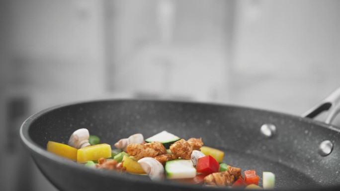 用慢动作慢火炒菜时，用鸡、蘑菇和蔬菜炒亚洲菜