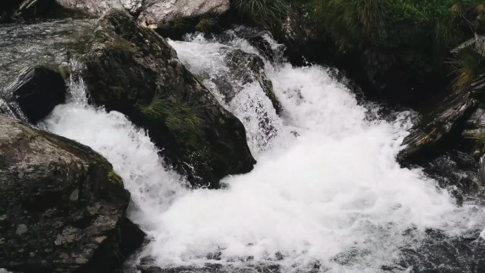 山瀑布巴利亚河在夏天流动在输血加拉萨公路。