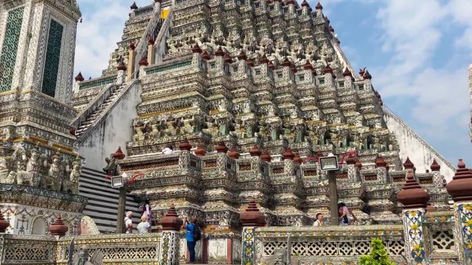 泰国首都的名片是佛教寺庙Wat Arun，黎明寺，它位于湄南河岸边