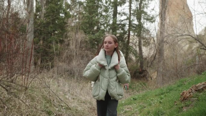 妈妈带着十几岁的女儿一起在春天的森林里散步，慢悠悠。