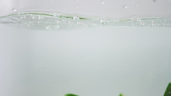 黄瓜片落水的慢动作视频