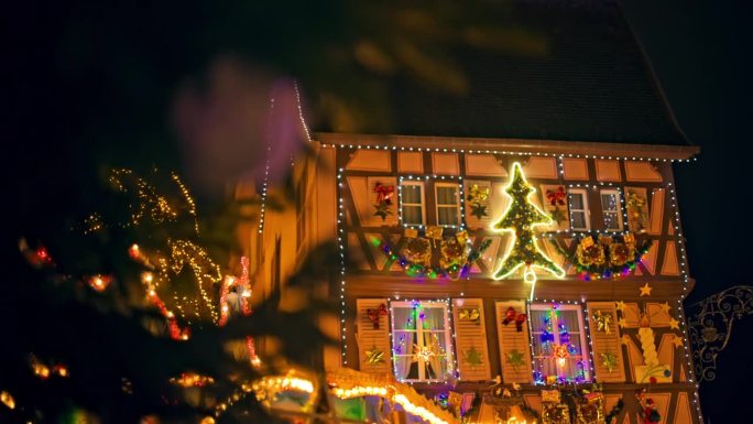科尔马用圣诞装饰装饰的传统半木结构房屋