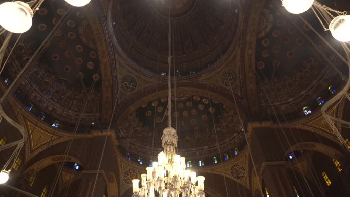 穆罕默德·阿里清真寺的内部伊斯兰美丽的建筑天花板图案和照明吊灯在埃及开罗