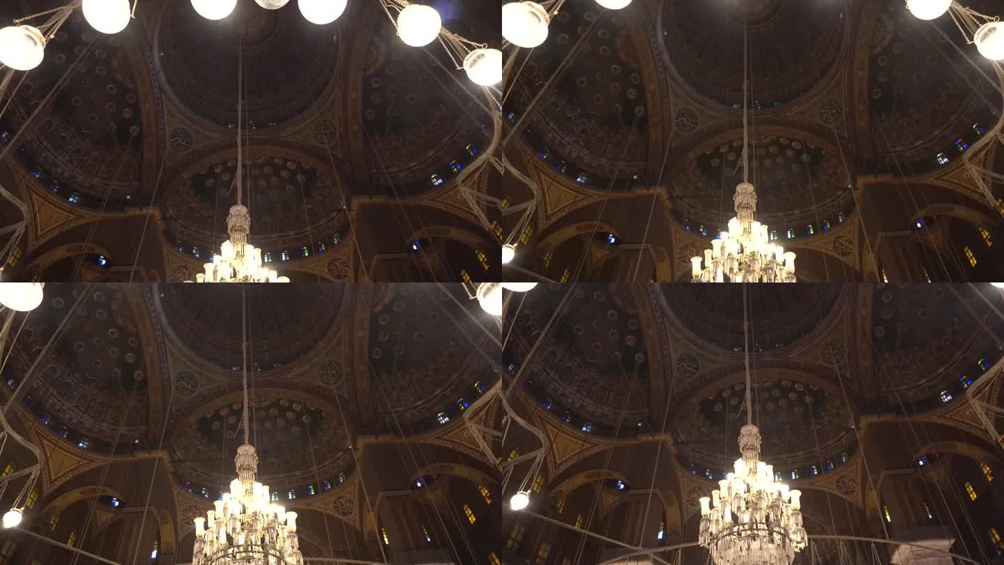 穆罕默德·阿里清真寺的内部伊斯兰美丽的建筑天花板图案和照明吊灯在埃及开罗