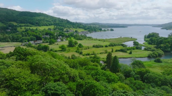 鸟瞰图Waterhead和Ambleside在湖区，一个地区和国家公园在坎布里亚郡在英格兰西北部