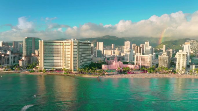 夏威夷欧胡岛檀香山著名的威基基海滩鸟瞰图。美国。壮丽的热带海滩和豪华酒店遍布海岸线。旅游业。假期。