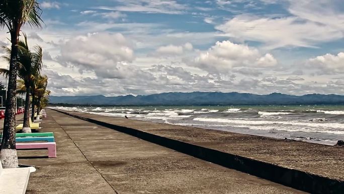 菲律宾迪波洛市林荫大道上的巨浪和狂风