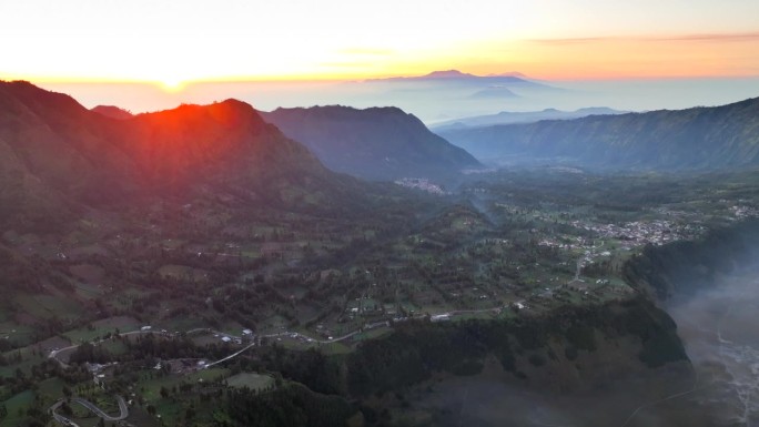 无人机在印度尼西亚东爪哇岛腾格里火山口布罗莫山的一个村庄上空移动