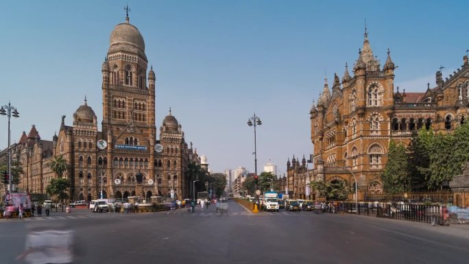 历史地标Chhatrapati Shivaji终点站前的交通延时视图，又名维多利亚站在孟买，印度，缩