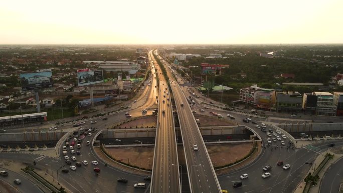 城市中的高速公路交汇处，鸟瞰图，高角度视图，日落时曼谷圆圈的俯视图