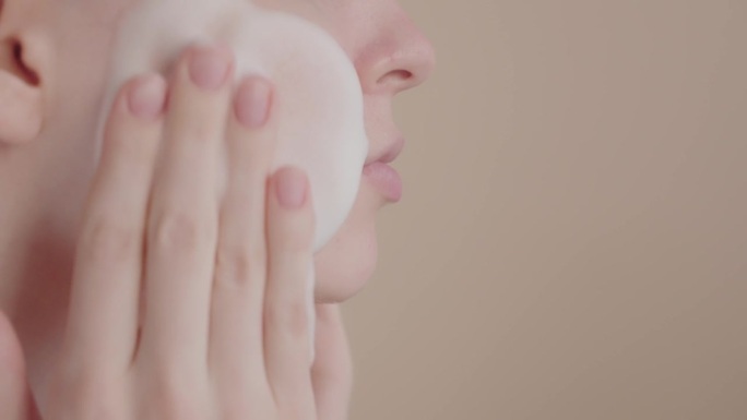 极端特写年轻女子洗脸与洗面奶实时镜头