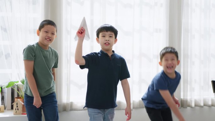 教室里充满活力的游戏和友谊。一群亚洲孩子加入这些顽皮的孩子，在教室里开始一场激动人心的冒险。看着他们