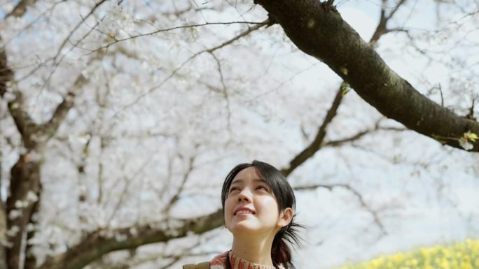 在日本的草地上度假的年轻女子感到放松和精神焕发