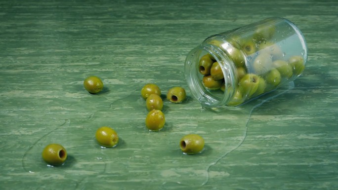 橄榄罐掉在厨房意外