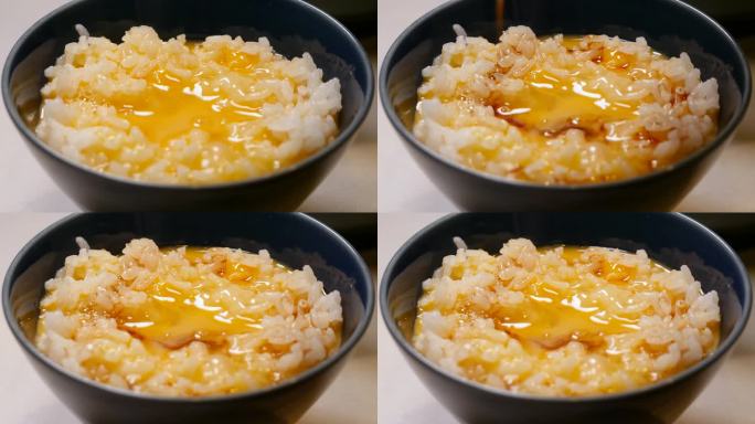 一段把酱油涂在鸡蛋饭上的视频。