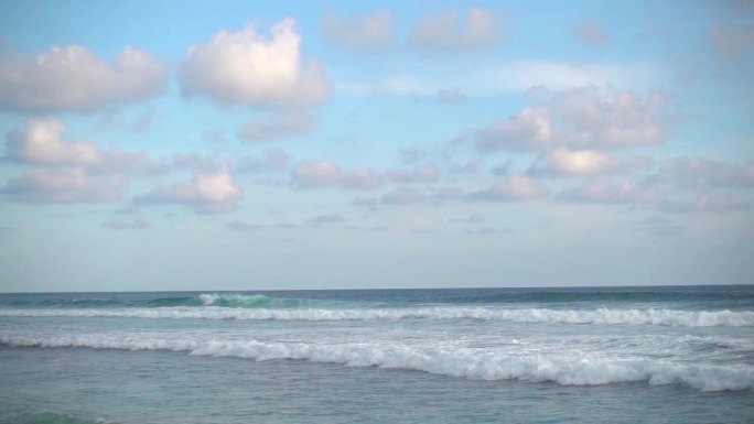 开阔的海面上有大浪。自然背景与阳光在水面上闪闪发光。冥想，放松，和平，宁静