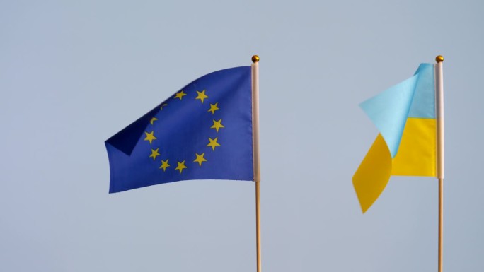 欧盟、欧盟和乌克兰两面国旗均为素色背景