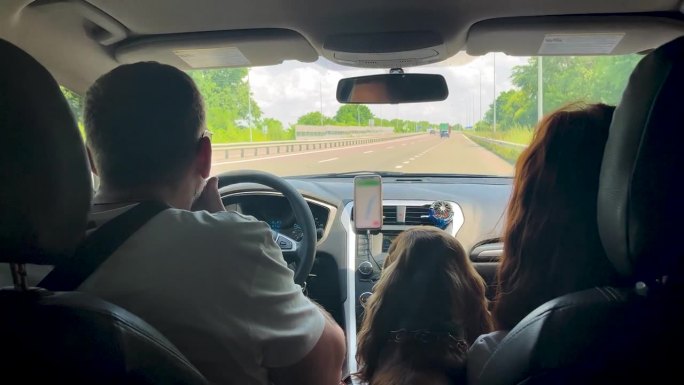 一对夫妇带着他们的狗开车旅行。