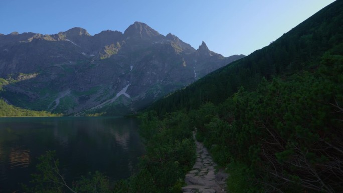 著名的山脉湖莫尔斯基湖或海眼湖在夏天的晚上。美丽的天空阳光在塔特拉湖景观。联合国教科文组织世界自然保