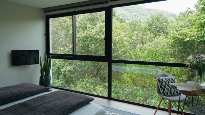 豪华别墅的卧室，可以看到丛林景观