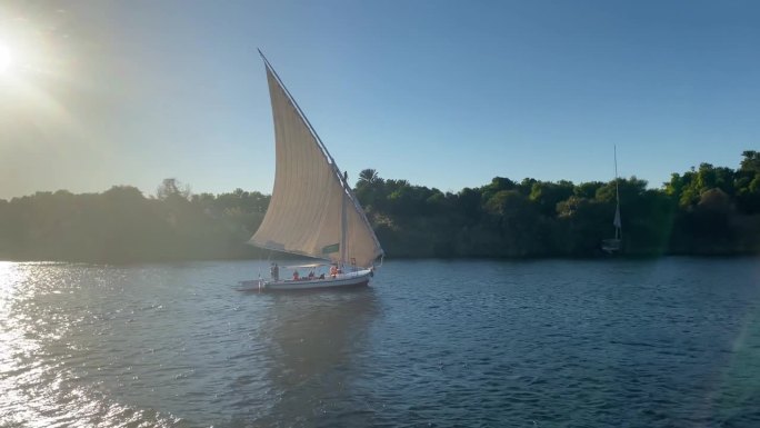 在埃及的阿斯旺，尼罗河上美丽的风景和三桅帆船