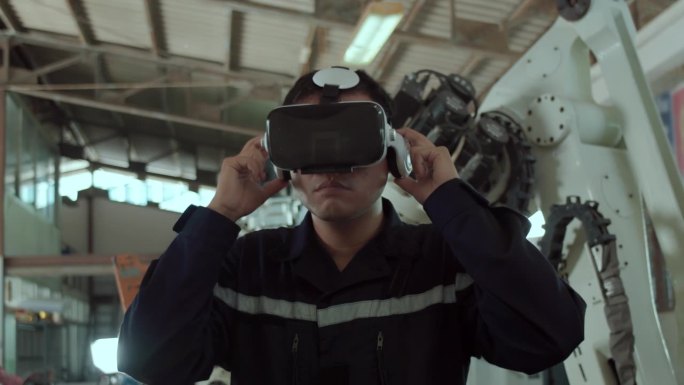 工业工程师戴上虚拟现实头戴式耳机的肖像，在工业机械中工作以提高生产率