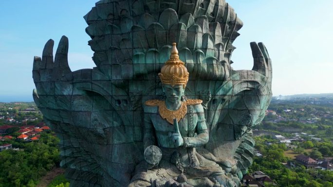 巴厘岛乌鲁瓦图的伽鲁达·维斯努·肯卡纳雕像。