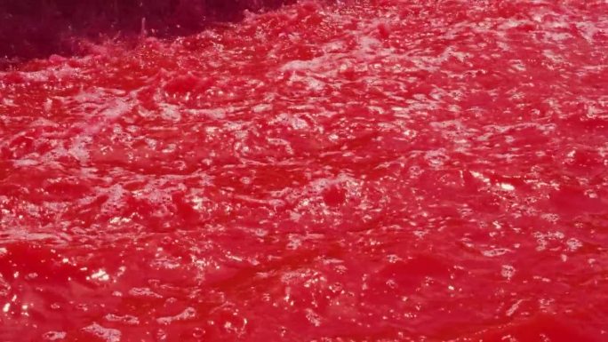 美丽的红色水面荡漾。抽象的背景。飞溅鲜艳液体
