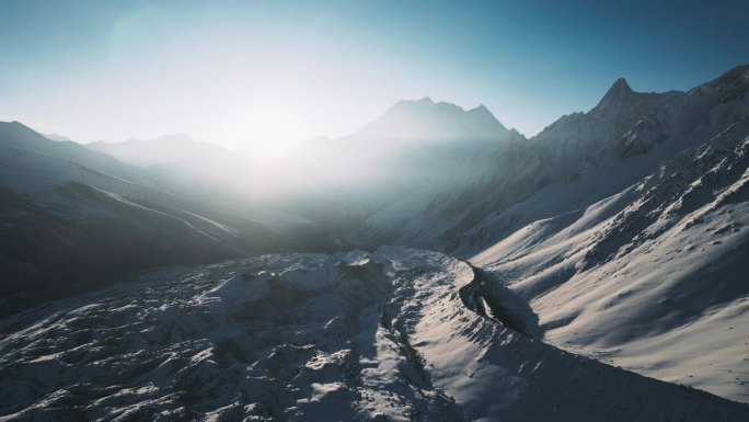 尼泊尔的一座雄伟的山，山顶覆盖着闪闪发光的雪。