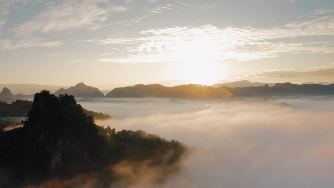 山上的空中云高山峰山脉连绵秋天