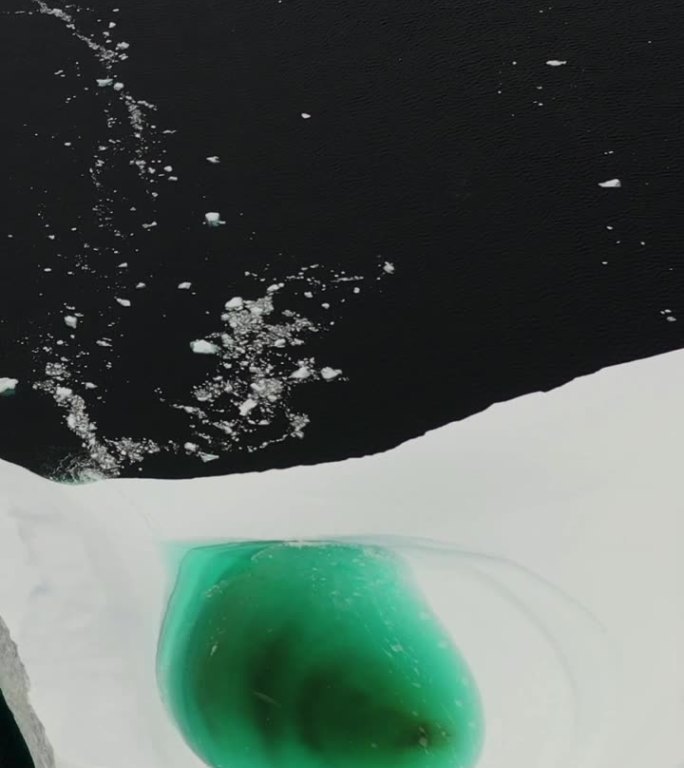 南冰洋冰山内水的垂直累积镜头。
