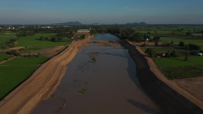 为了防止雨季的洪水，正在修建运河和大坝。日期:2021年5月14日，泰国乌泰他尼省。