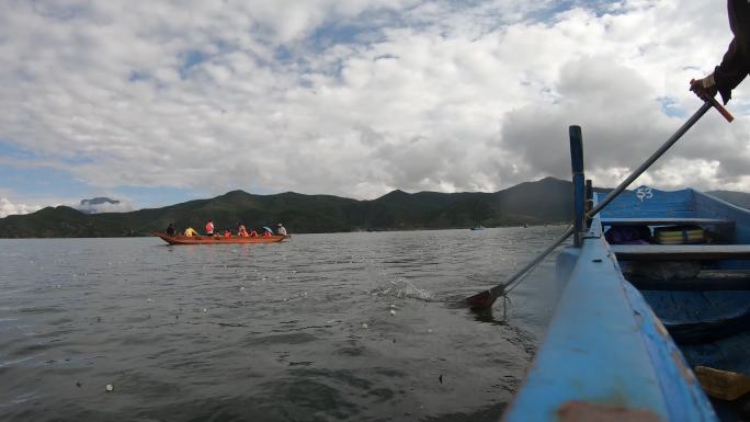 泸沽湖水中视角的猪槽船与水性杨花