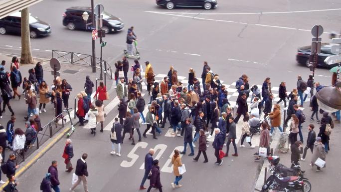 行人。走路的方式欧洲街道十字路口斑马线