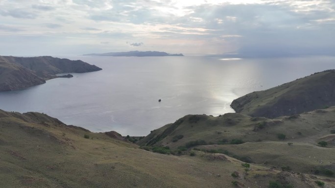 鸟瞰印尼科莫多岛风景优美的海湾