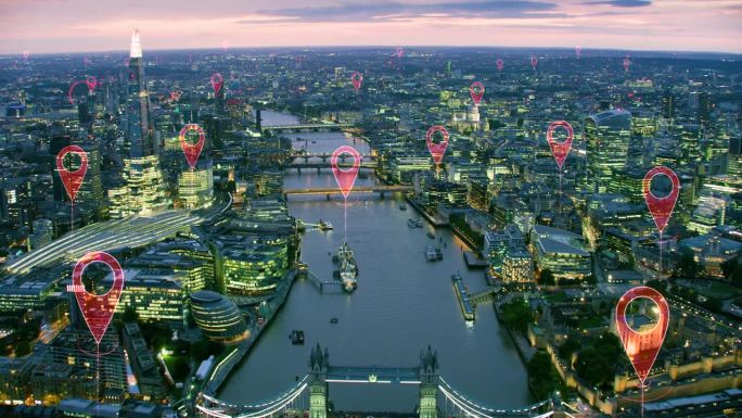 伦敦的本地化图标。一个智慧和未来城市的鸟瞰图。著名的桥梁和建筑。完美地说明概念:数据通信，人工智能，