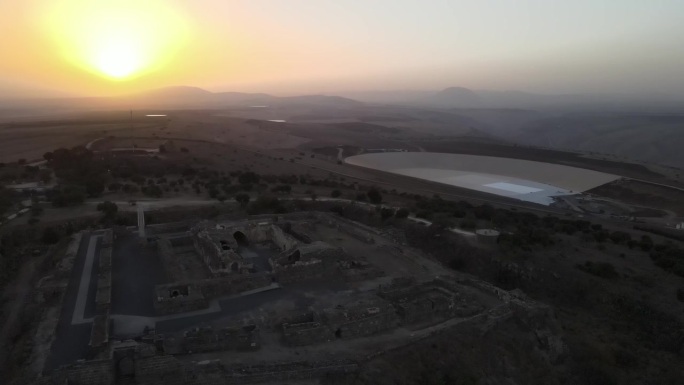 夕阳落在水库后面戈壁中东荒漠