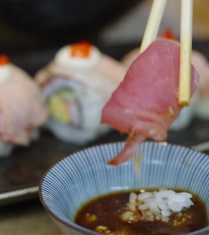 金枪鱼寿司蘸酱油海鲜美食