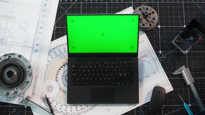 一台笔记本电脑的顶部静态视图与模拟绿屏Chromakey显示器与运动跟踪器站在工程师的桌子旁边的无线