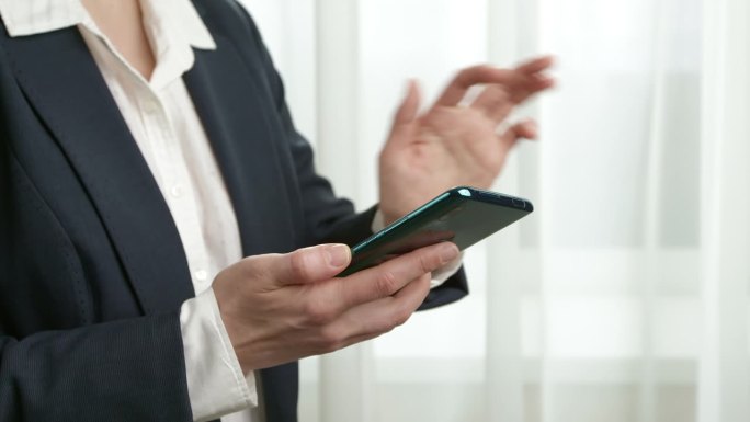智能手机的互联网问题。一位怒气冲冲、咄咄逼人的女人用手指按着手机屏幕。