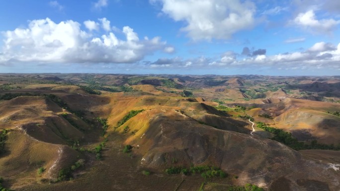 印尼东部松巴岛Wairinding山的空中无人机日出场景