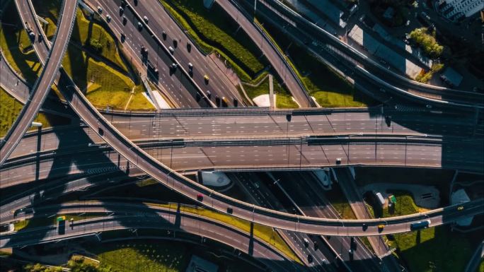 在高速公路空中行驶的汽车